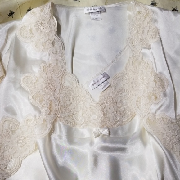 Jones New York shrug & lace nightgown wedding set - Picture 7 of 7